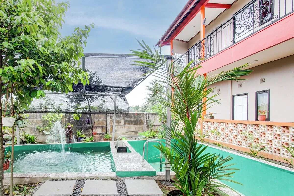 Kursi santai tepi kolam renang Dalem Kamulyan