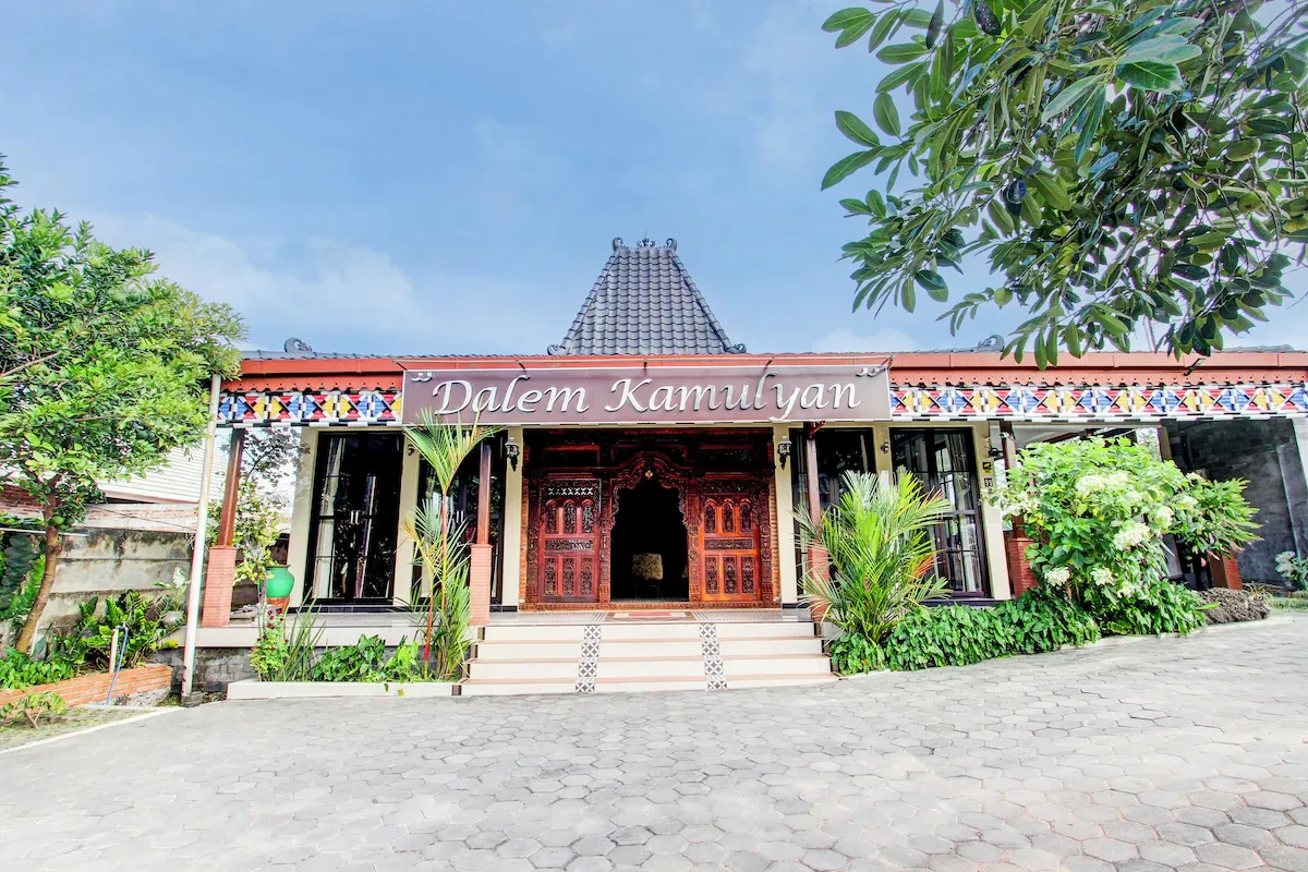 Pintu masuk dan area properti Dalem Kamulyan Sempol