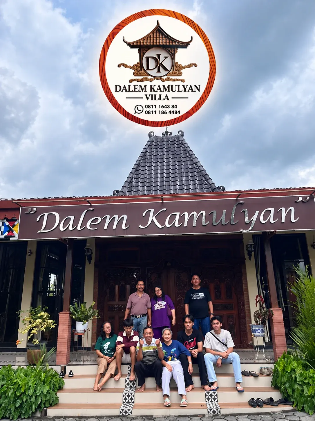 Suasana hangat di depan Joglo Dalem Kamulyan Sempol Pakem bersama keluarga
